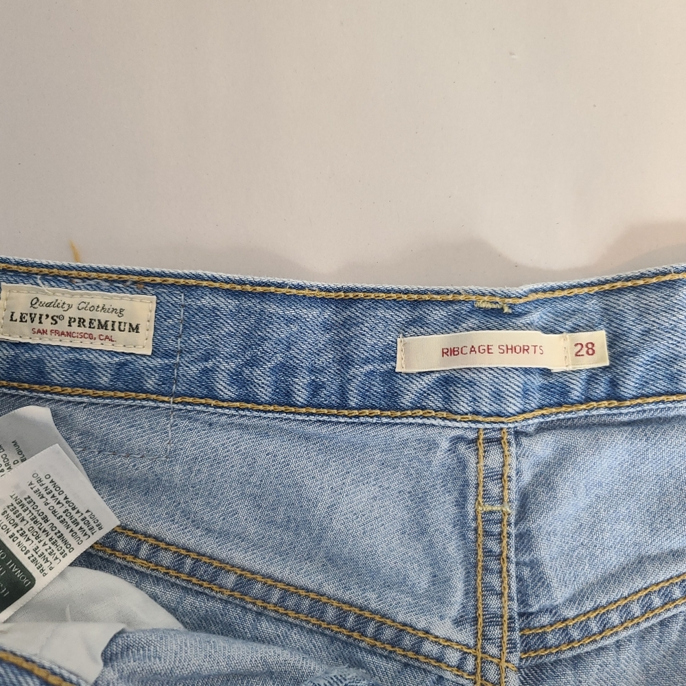 Levi's Premium Ribcage Light Wash Denim High-Rise Cutoff Shorts Size 28 - Picture 5 of 10